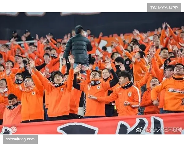 球迷雨中高举围巾墙，玉溪主场现橙色海洋