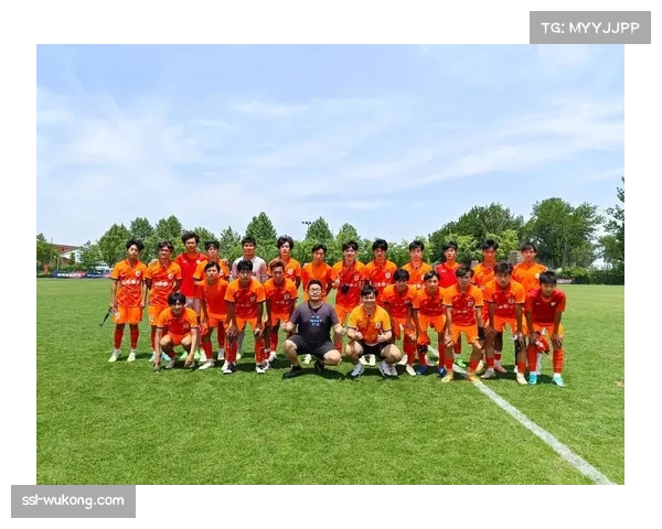 “足球第一课”公益项目走进中超赛场，中场休息时进行少儿足球技巧展示